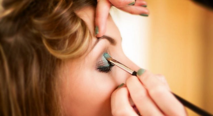 Halo Eye Makeup: The Perfect Way to Add Depth and Dimension to Your Eyes